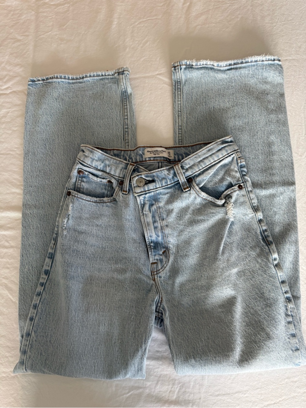 Abercrombie The 90’s Relaxed Jean High Rise Crisscross waist